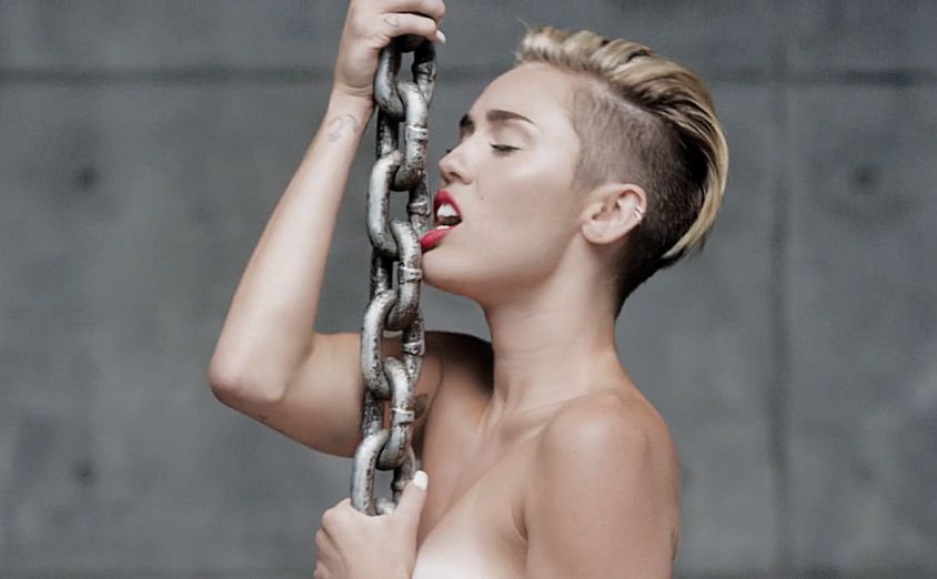 844px x 522px - Miley's nude video breaks viewing records - NZ Herald
