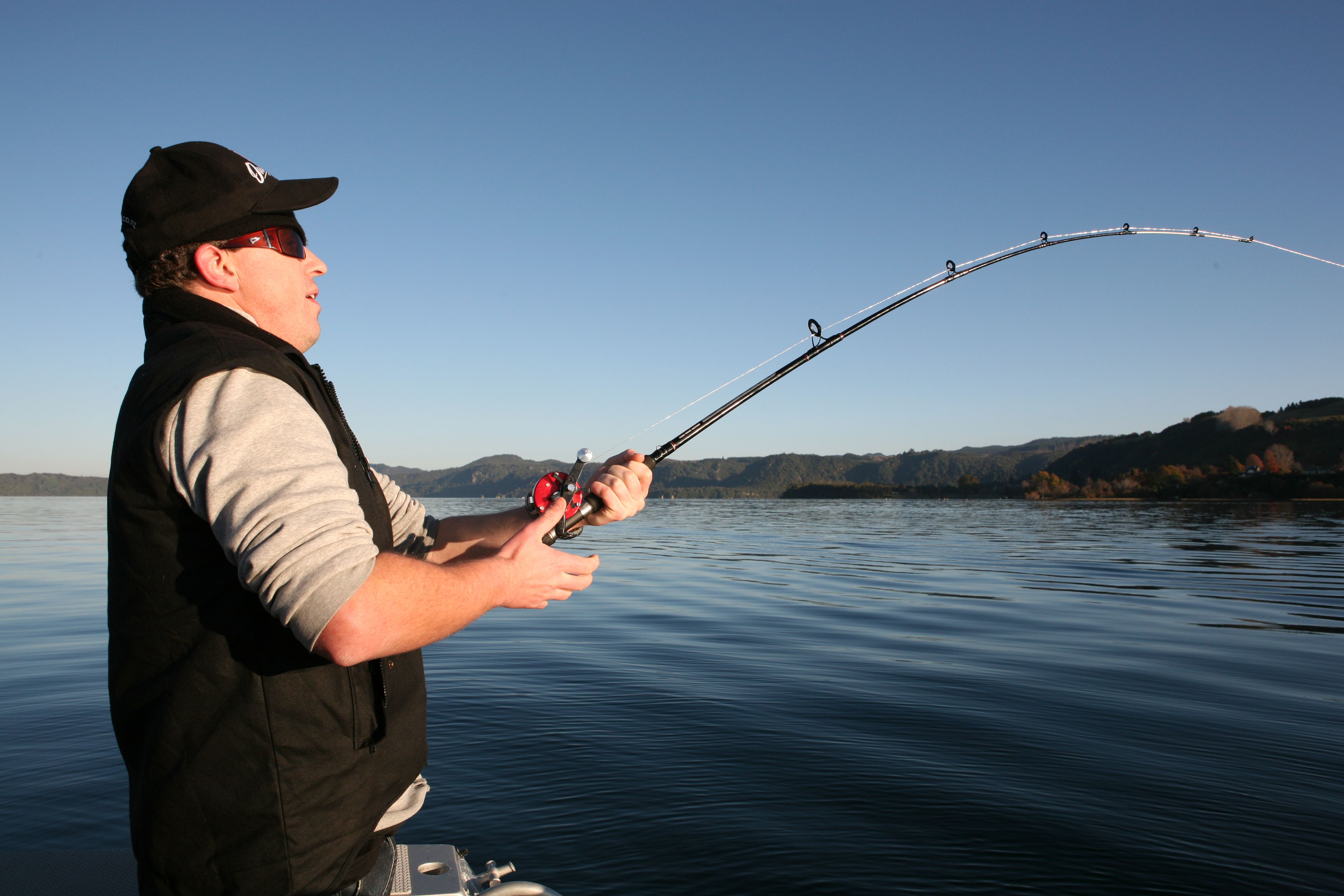 Who needs a rod? Man 'snags' 20kg kingfish with his bare hands - NZ Herald