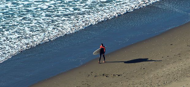 How a Portuguese fishing village tamed a 100ft wave - BBC Travel