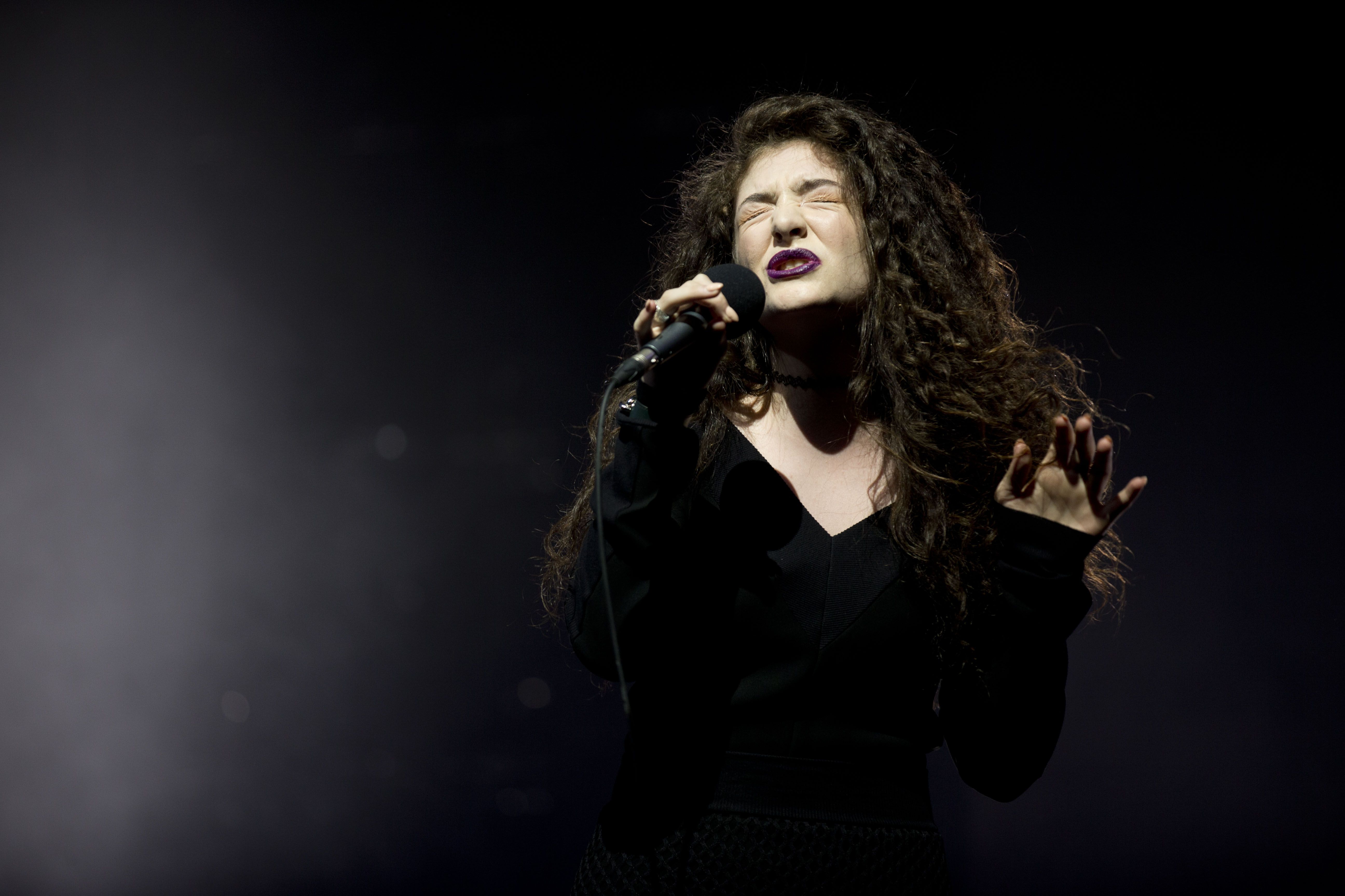 George Brett autographs photo that inspired Lorde's hit 'Royals' for her  concert in Kansas City