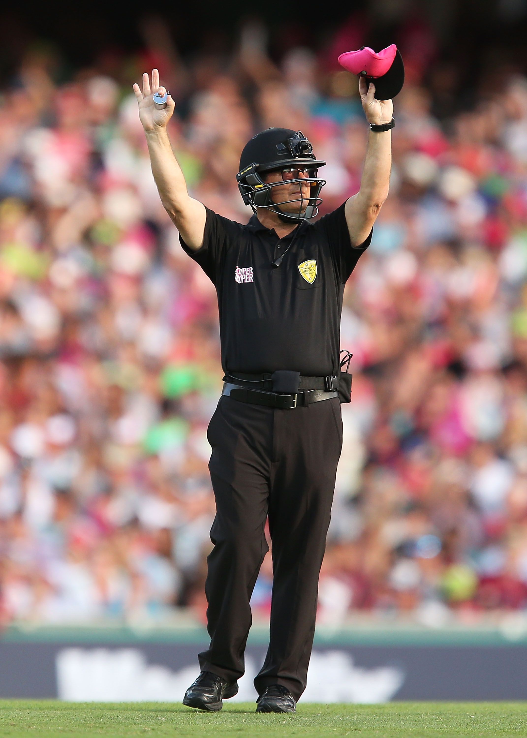 Know about the equipment umpire Bruce Oxenford was wearing on his hand