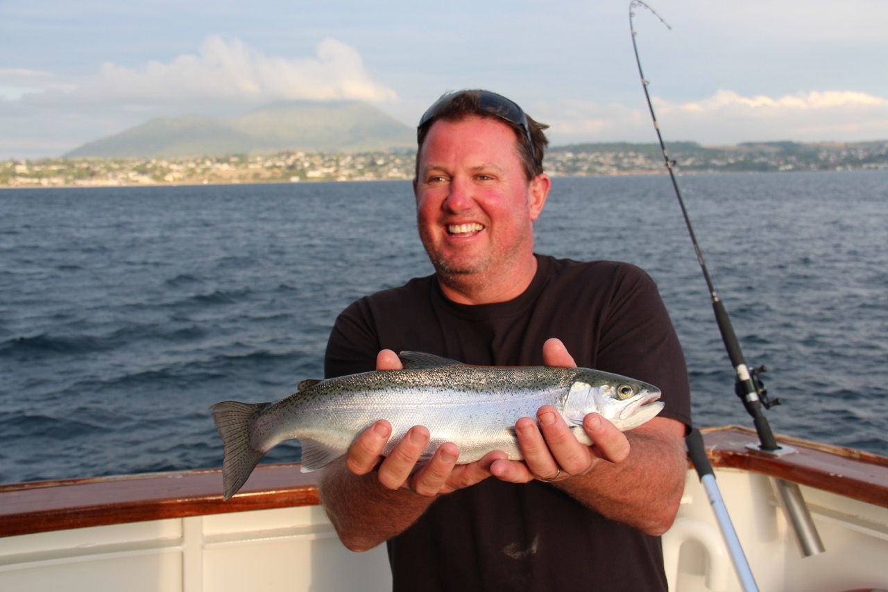 Who needs a rod? Man 'snags' 20kg kingfish with his bare hands - NZ Herald